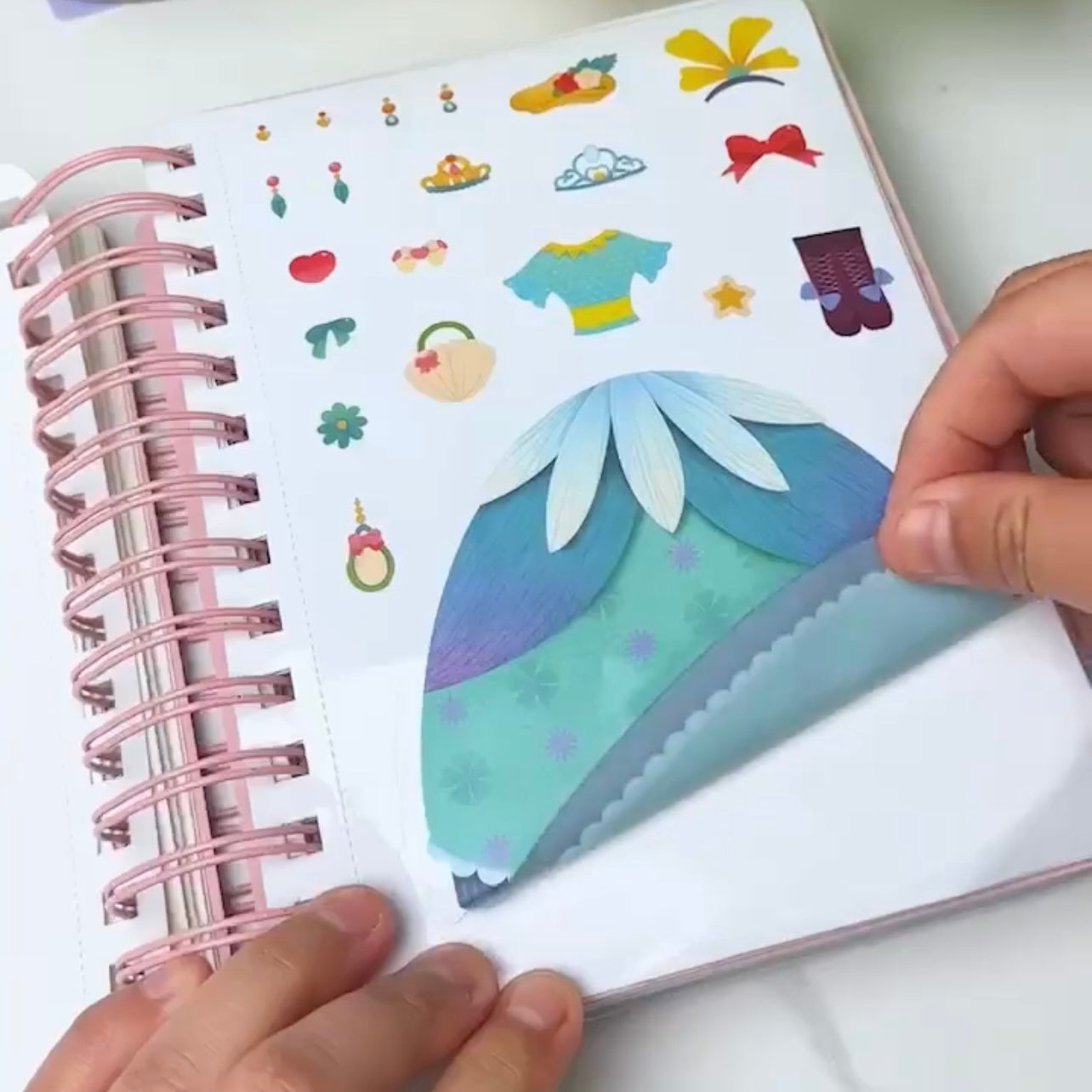 Creative 3-in-1 toy for developing girls' manual skills