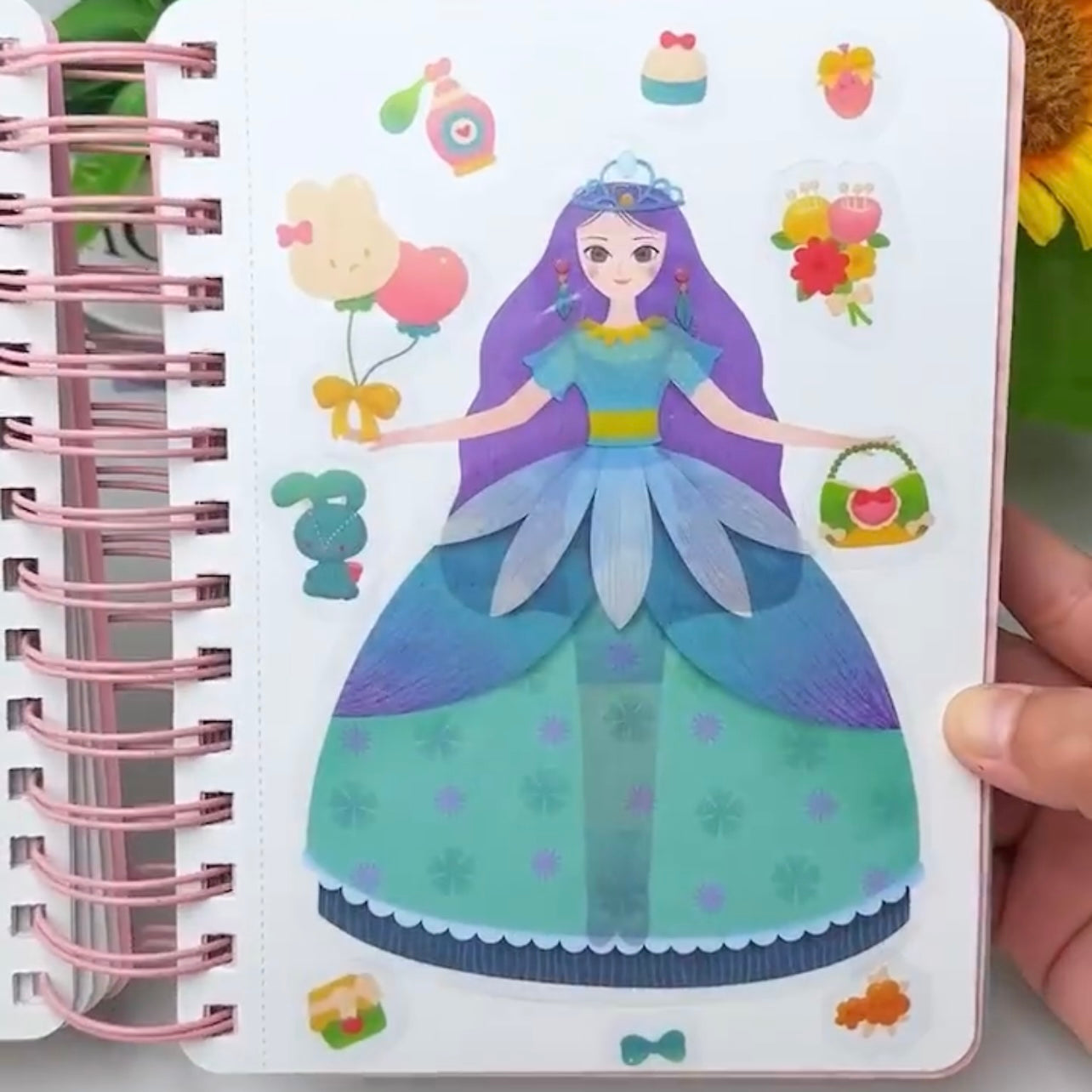 Creative 3-in-1 toy for developing girls' manual skills